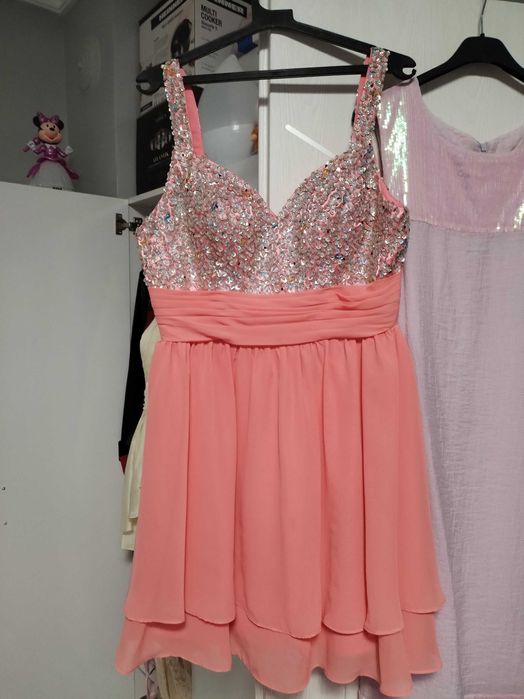 Продават се рокли