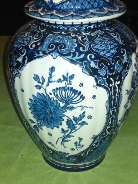 Продавам boch delft лот от две вази и чиния