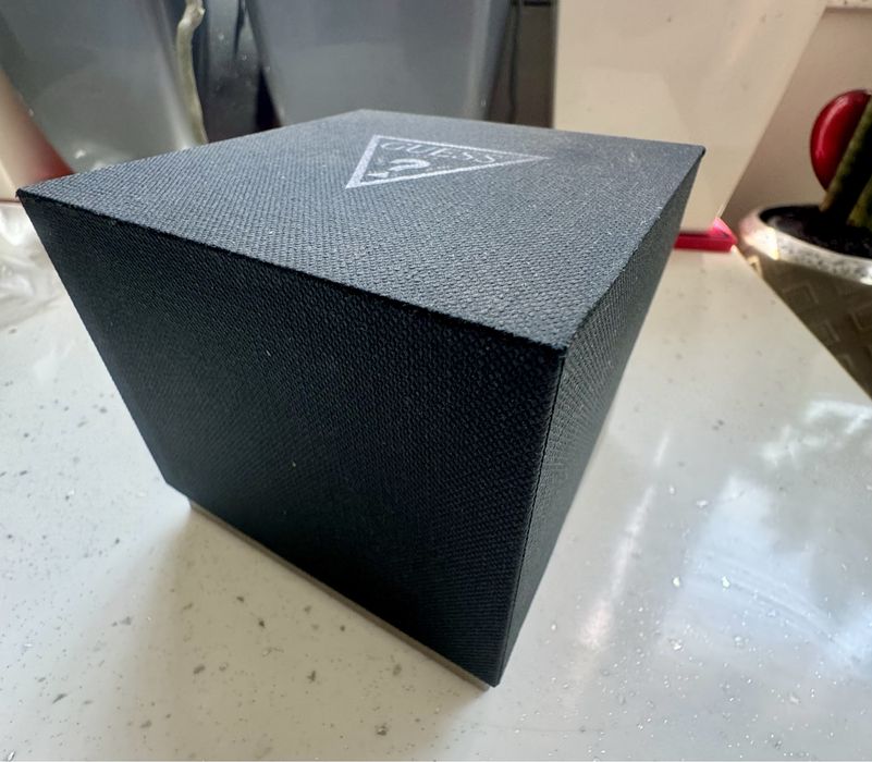 GUESS дамски часовник 40мм перфектен