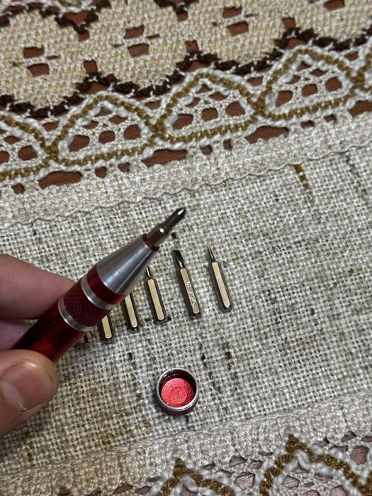 Продам отвертку с разными насадками