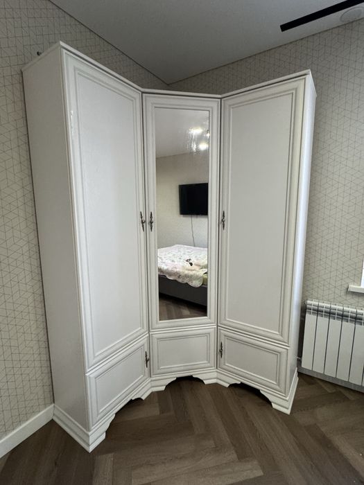 Шкаф угловой с зеркалом