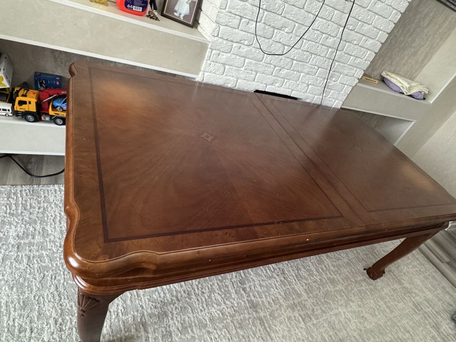 Продается стол из красного дерева