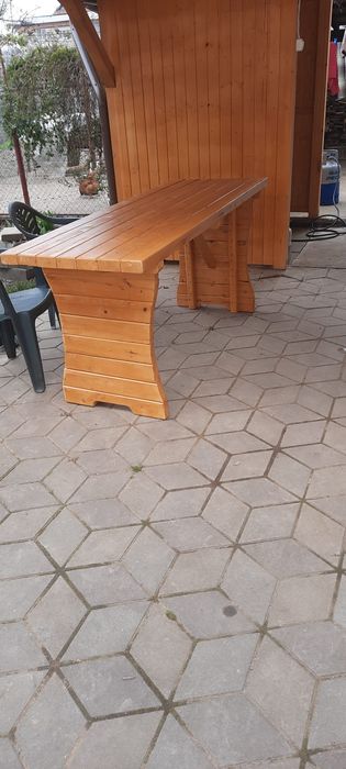 Execut la comanda masa din lemn pentru terase și foișoare