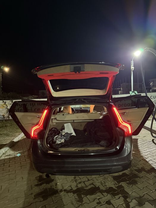 se vinde Volvo v60 D3