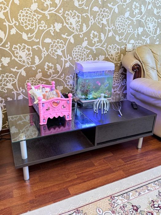 Продам срочно стенка и журнал стол