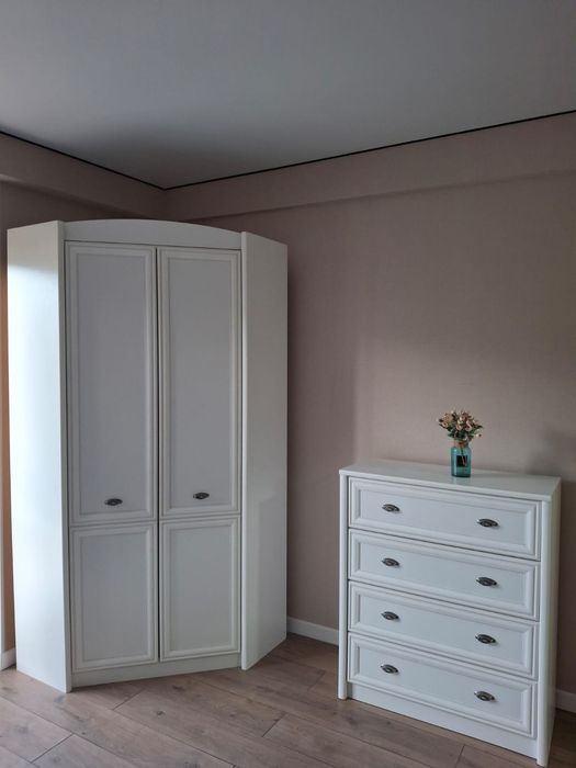 Продам угловой шкаф и комод