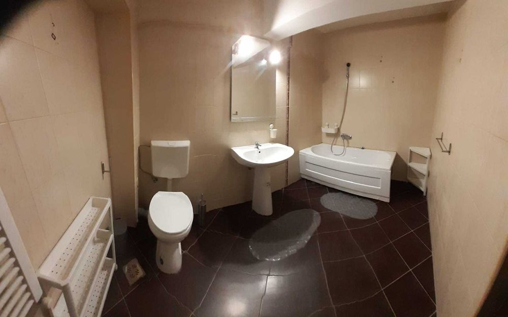 Inchiriez apartament 3 camere spatios, renovat+mobilat, terasa imensa