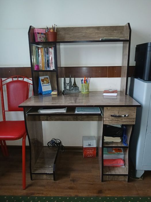 Dars va kompyuter stoli