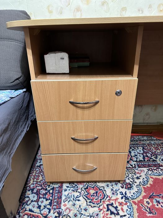 Компьютерный стол с тумбочкой