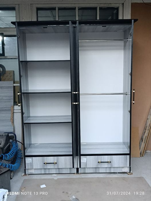 Мебель шкафы и шифоньеры сотилади