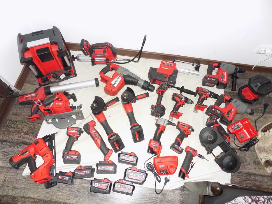 Scule Milwaukee ,  M 12  si  M 18  in stare buna de functionare  , acumulatori Milwaukee