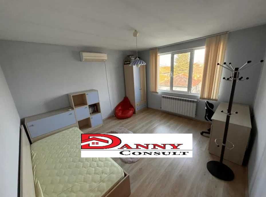 Триетажна новопостроена къща в с. Първомайци