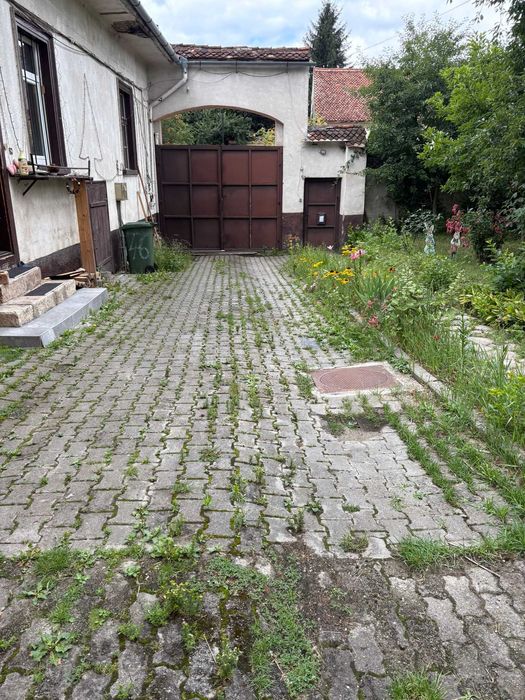 Doua case autentice intr-o curte de 1282 mp- zona centrala Rasnov