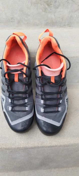 Продават се Adidas