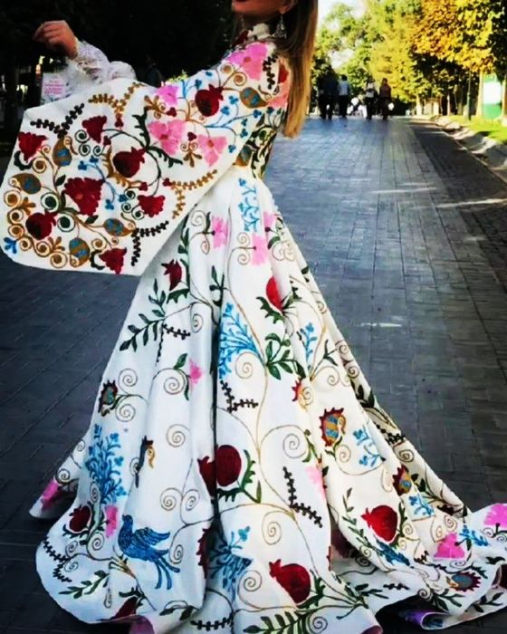 Ansambl ko'ylaklar to'y va marosimlar uchun