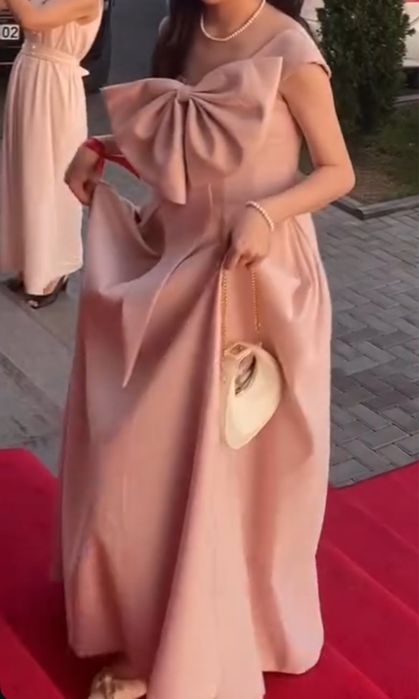 Вечерное платье с бантом