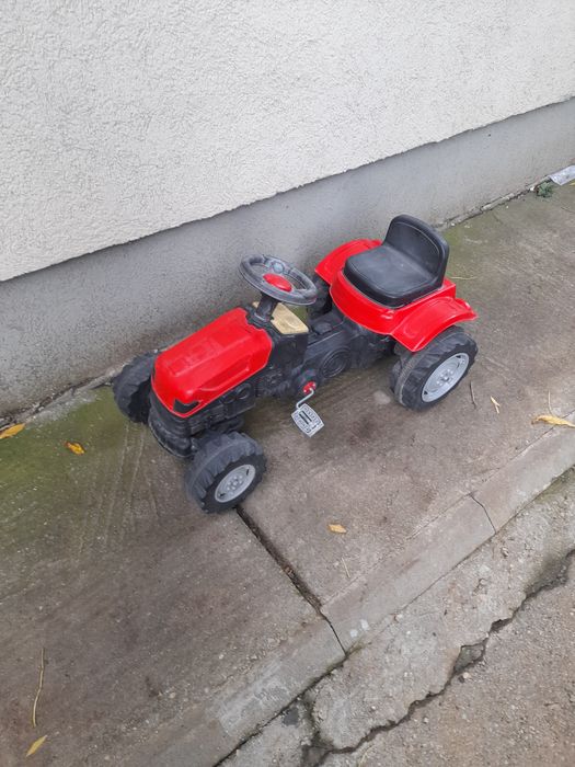 Vînd tractor jucărie.