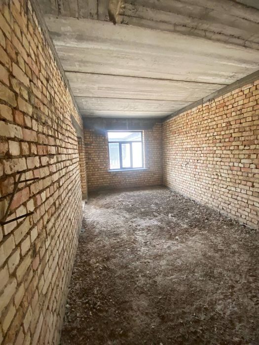 Uy sotiladi 2.2 sotiqli