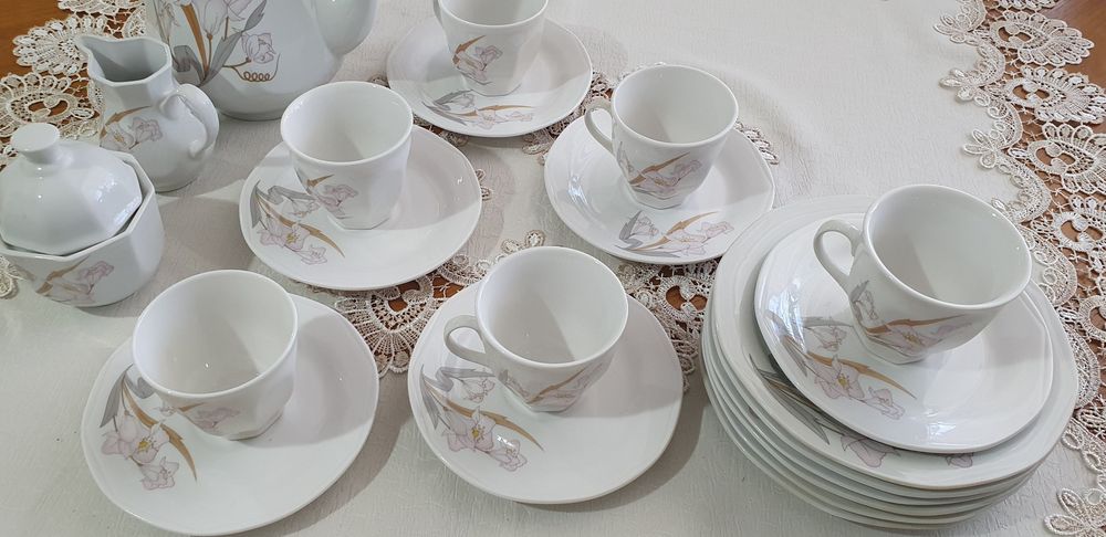 Vând servici pentru cafea sau ceai din porțelan fin
