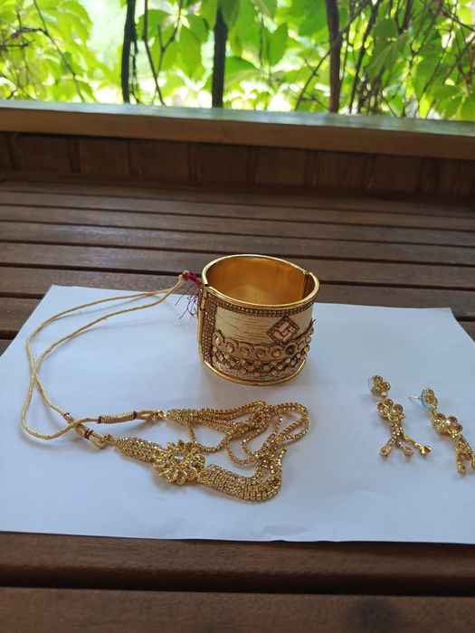 Бижутерии. Браслеты, серьги, колье