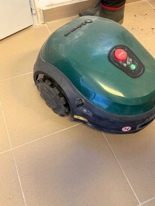Роботизирана косачка за трева Robomow RT300 - зелен автоматизиран градински инструмент