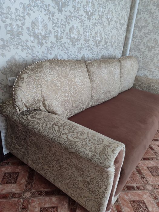 Продам диван в отличном состояний.