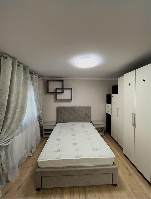 Ofer spre închiriere garsonieră recent renovată, situată în cartier Brosteni Buzau