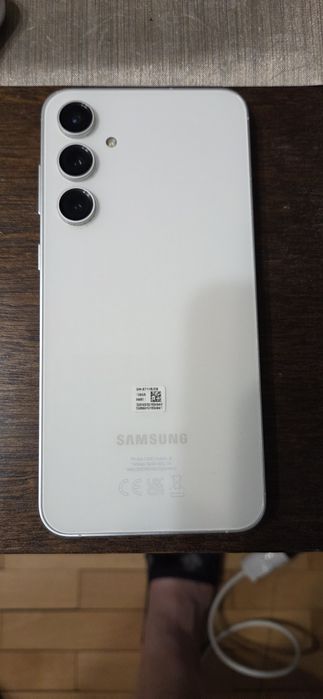 Продавам 2 броя Samsung S23FE