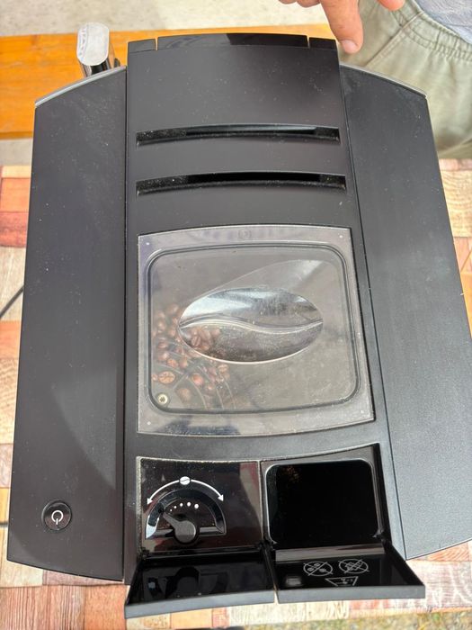 Vand aparat de Cafea Jura E8 in stare excelenta