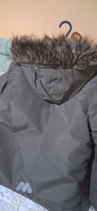 Продавам зимна шуба за момче,размер 128,8 години.Шубата е чисто нова.