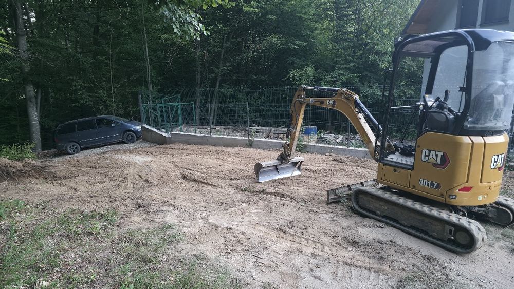 Inchiriez miniexcavator cu operator pentru diferite activități picon