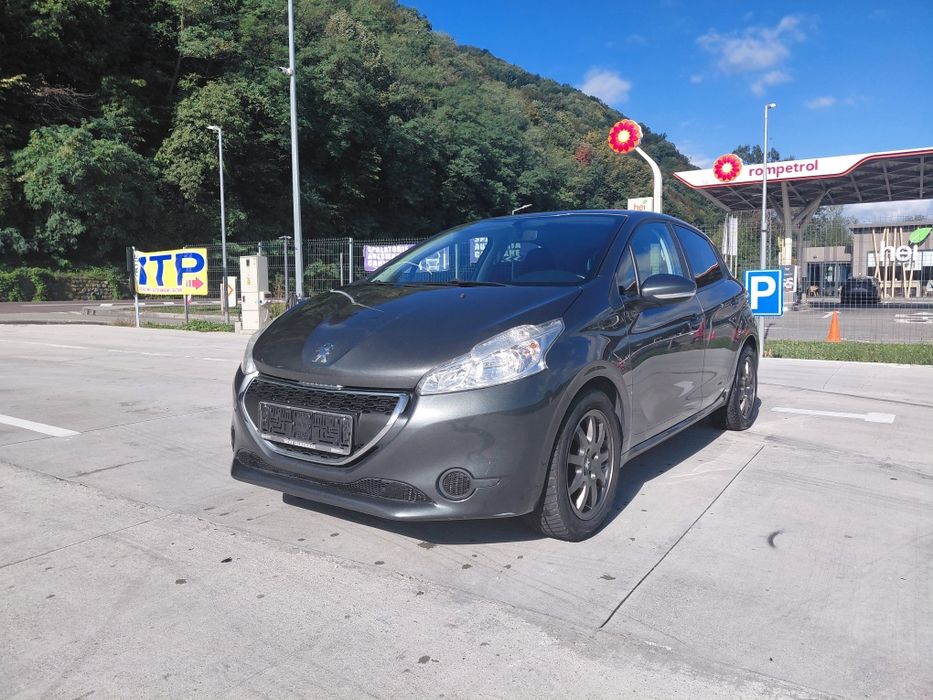 Peugeut 208 1,2 benzina an 2015 euro 5 Clima /Incalzire  scaune /Navigație/Jenti/