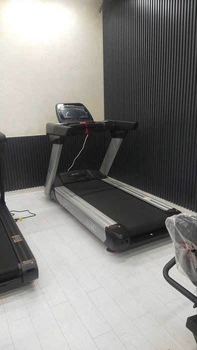 Беговая дорожка с электромагнитным тормозом для плавного замедления.