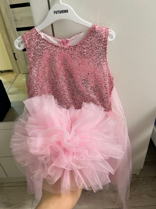 Продам нарядные платья для девочки