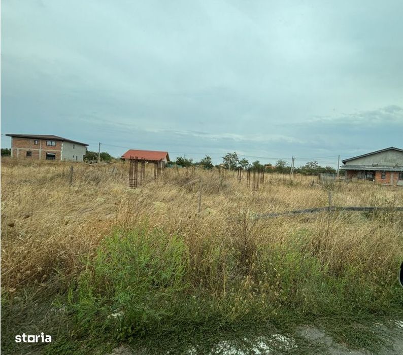 Teren intravilan de 922 mp cu utilitati - Ianova