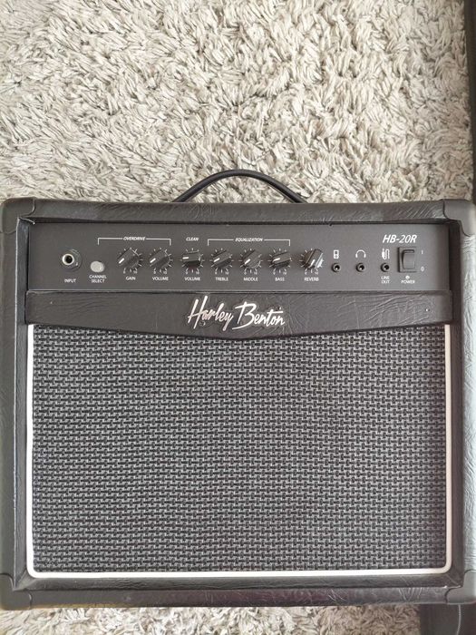 Chitară electrică  Stratocaster + amplificator Harley Benton – set ca nou