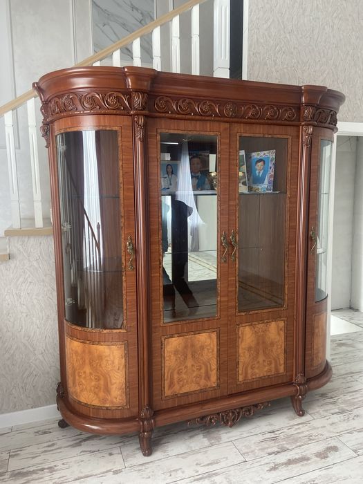 Гостинный сервант