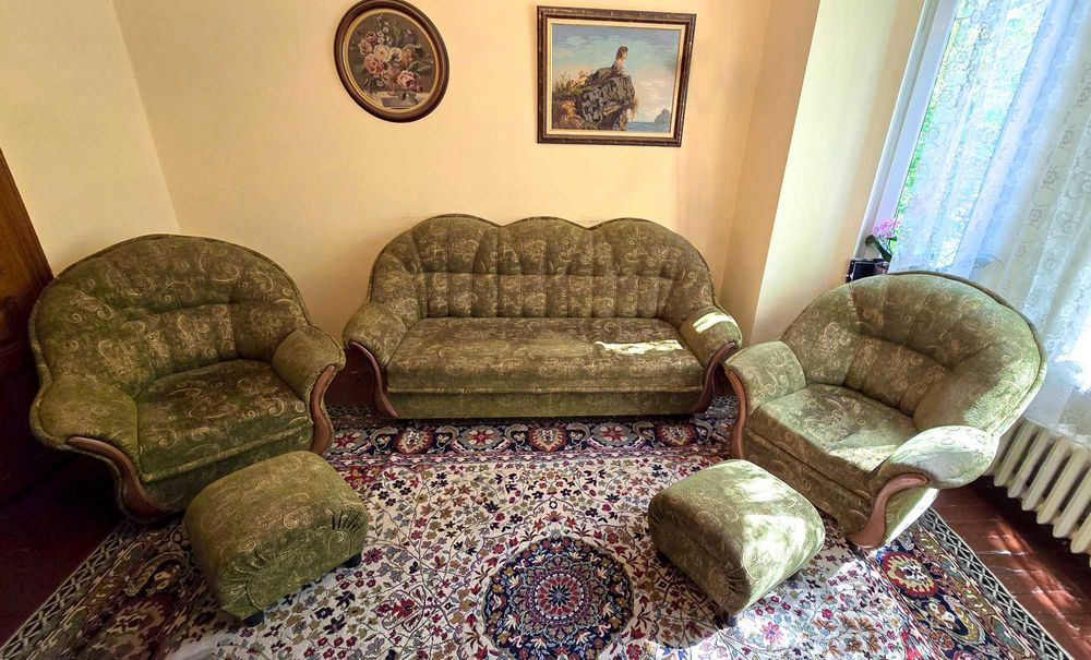 Красива Холна Гарнитура: 1 Диван + 2 кресла + 2 табуретки