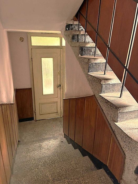 Къща с три жилищни части, гараж и двор – гр. Попово