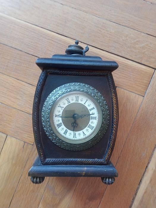 Старинен дървен часовник