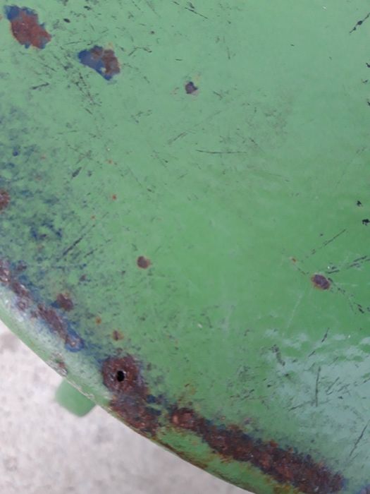 Продавам голяма емайлирана  тенджера от социализма с забележки.
Цена 3