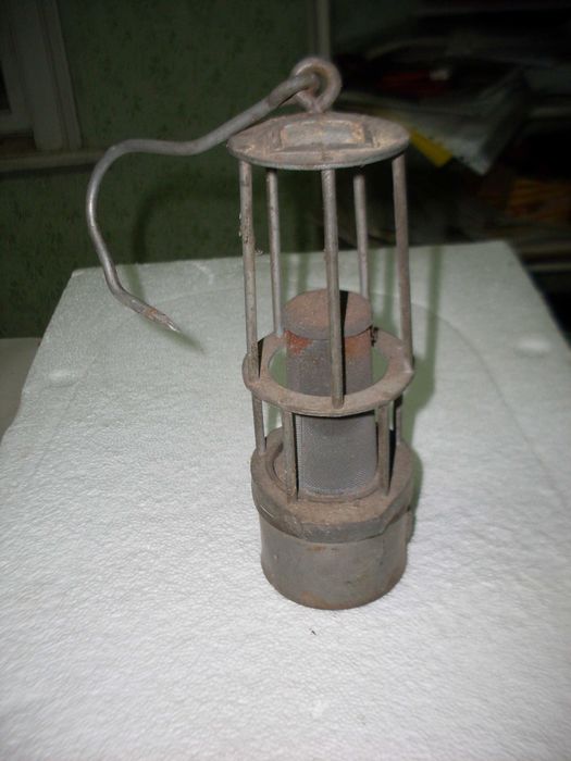 Продавам стара миньорска карбидна лампа .Стъклото и е счупено.