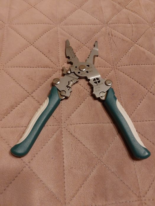 Cleste multifunctional pentru circuite electrice si electricieni