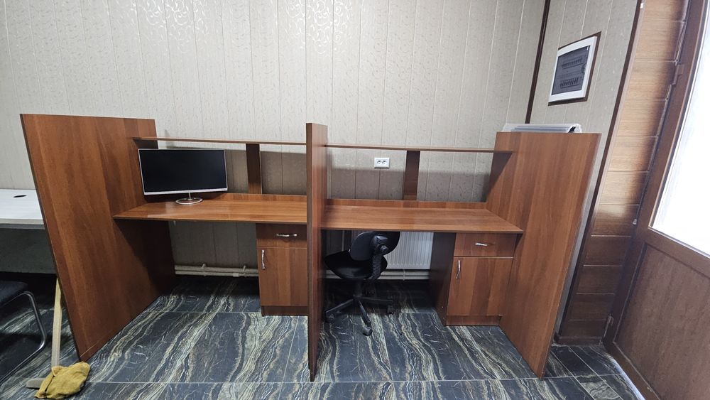 Стол (с перегородкой по бокам) для персонала, операторов.