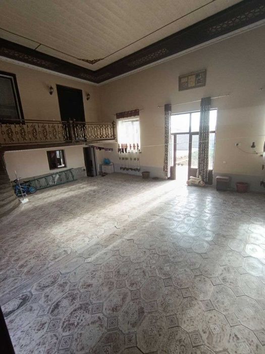 Срочна ховли сотилади.