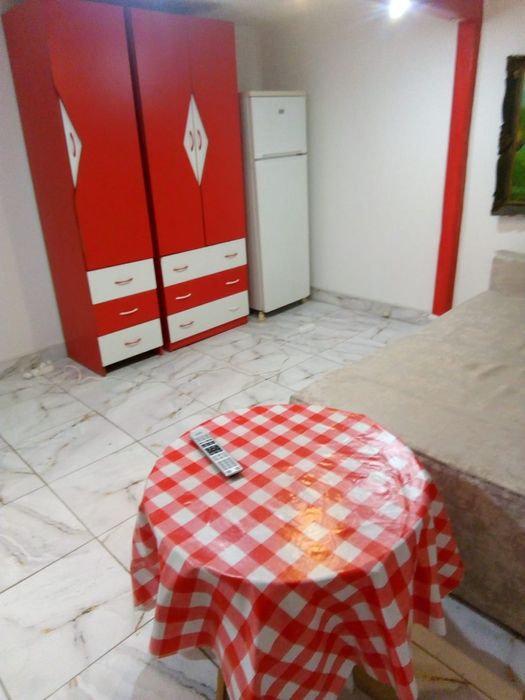 Închiriez garsonierã