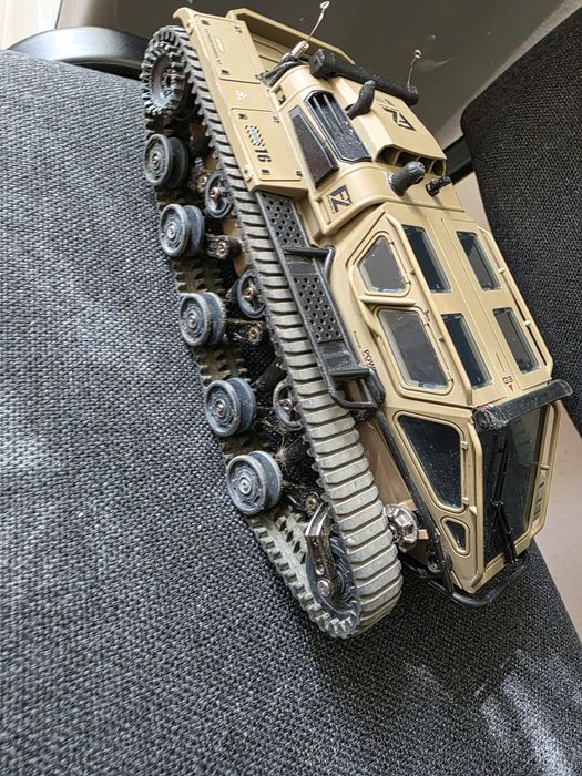 Верижен всъдеход RIPSAW EV3-F4