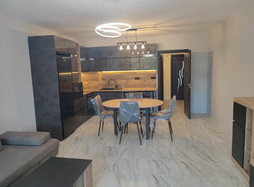 Дава се под наем Тристаен апартамент в Пловдив, Христо Смирненски - 105 кв.м за 765 € - Снимка #1