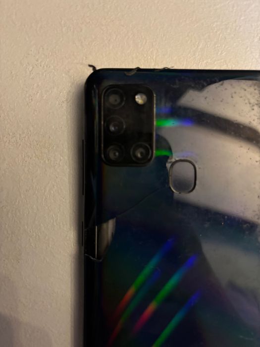 Vand doua telefoane: unul pentru piese si unul utilizat dar functional