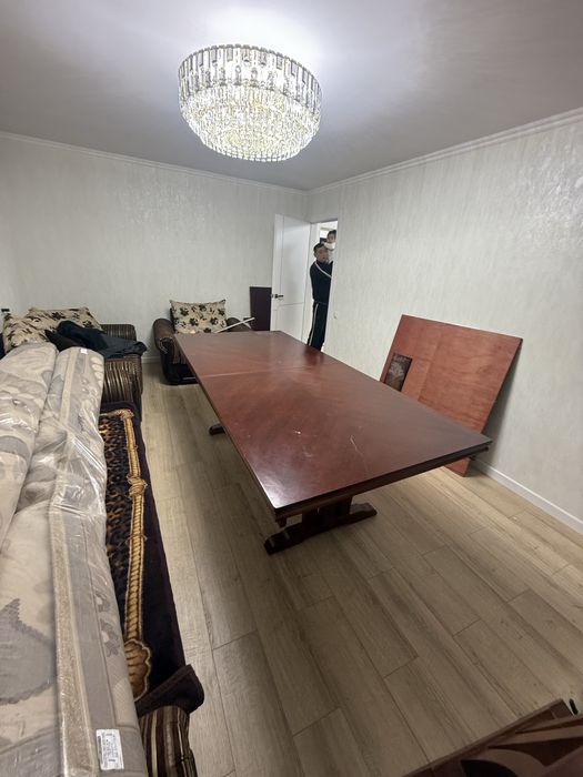 Продам стол под красное дерево .